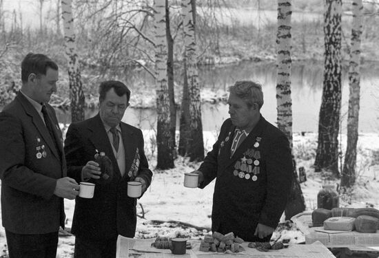 Great Patriotic War veteran Alexei Skurlatov with his war-time buddies