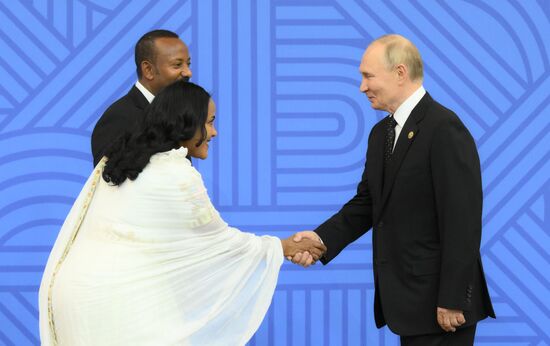 16th BRICS Summit. Vladimir Putin greets heads of BRICS delegations at official ceremony