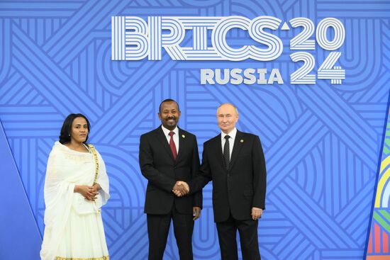 16th BRICS Summit. Vladimir Putin greets heads of BRICS delegations at official ceremony