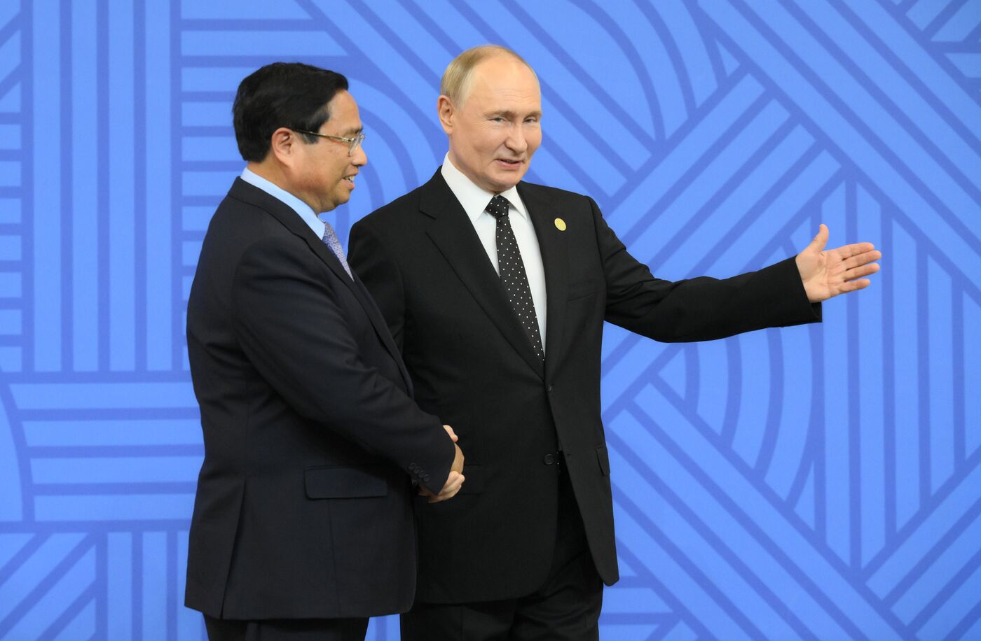 16th BRICS Summit. Vladimir Putin greets heads of BRICS delegations at official ceremony