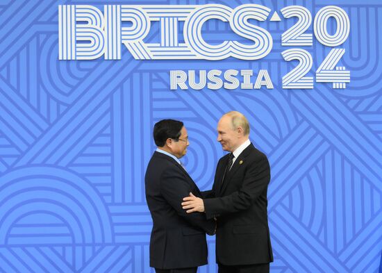 16th BRICS Summit. Vladimir Putin greets heads of BRICS delegations at official ceremony