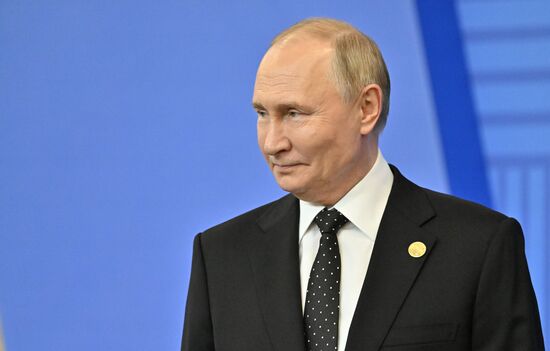 16th BRICS Summit. Vladimir Putin greets heads of BRICS delegations at official ceremony