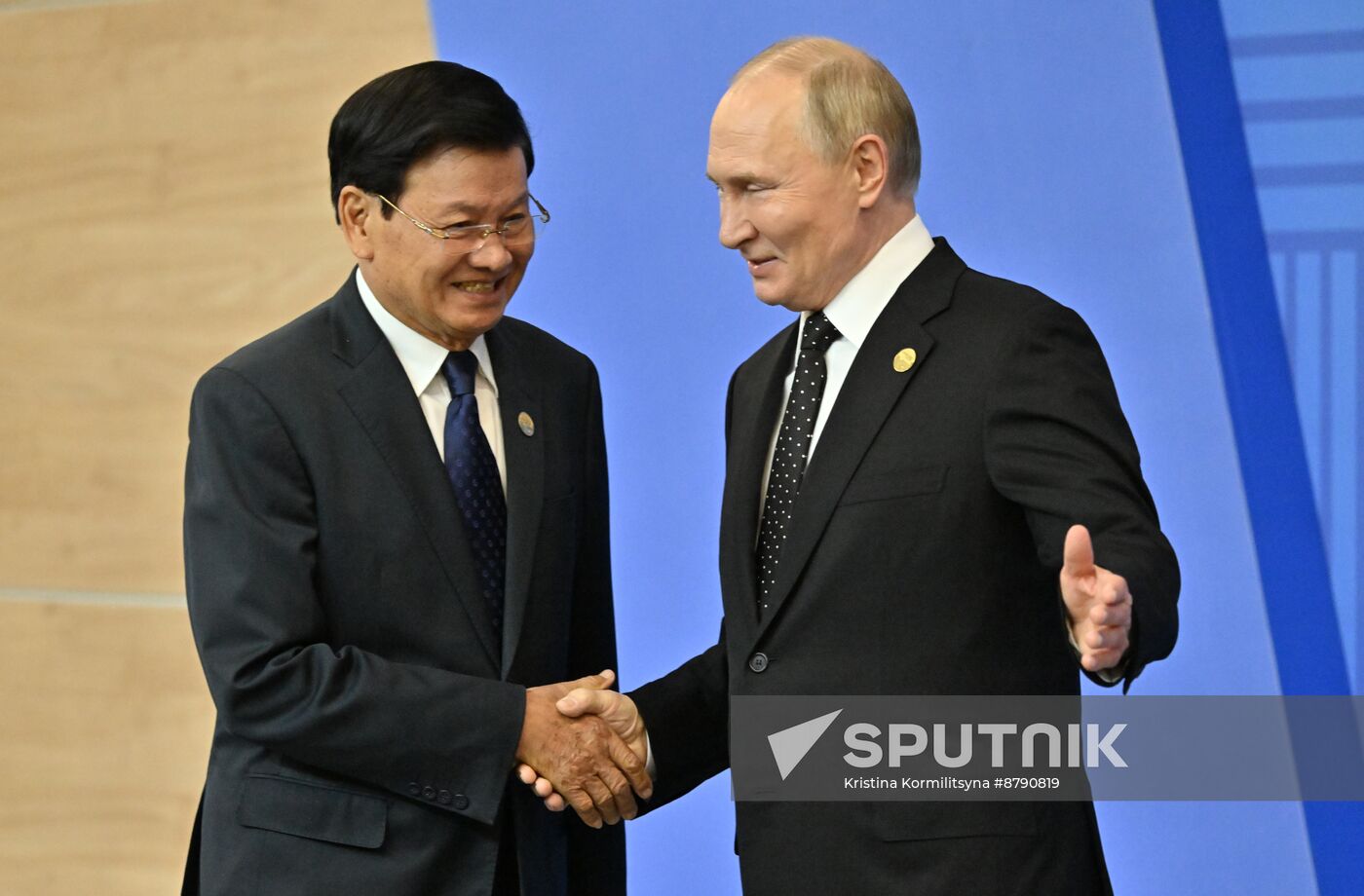 16th BRICS Summit. Vladimir Putin greets heads of BRICS delegations at official ceremony