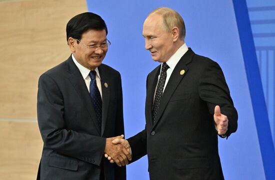 16th BRICS Summit. Vladimir Putin greets heads of BRICS delegations at official ceremony