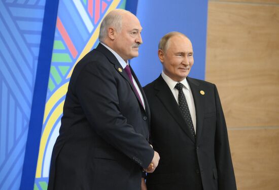 16th BRICS Summit. Vladimir Putin greets heads of BRICS delegations at official ceremony