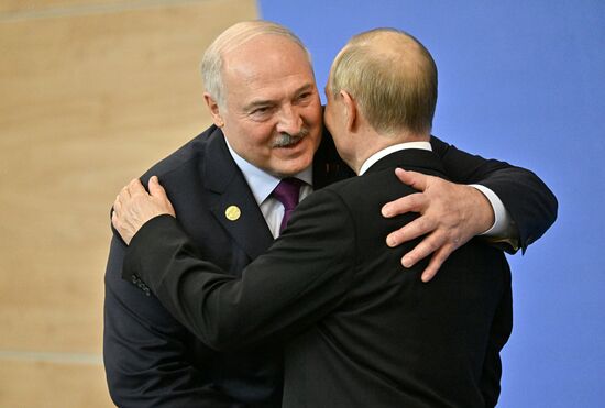 16th BRICS Summit. Vladimir Putin greets heads of BRICS delegations at official ceremony