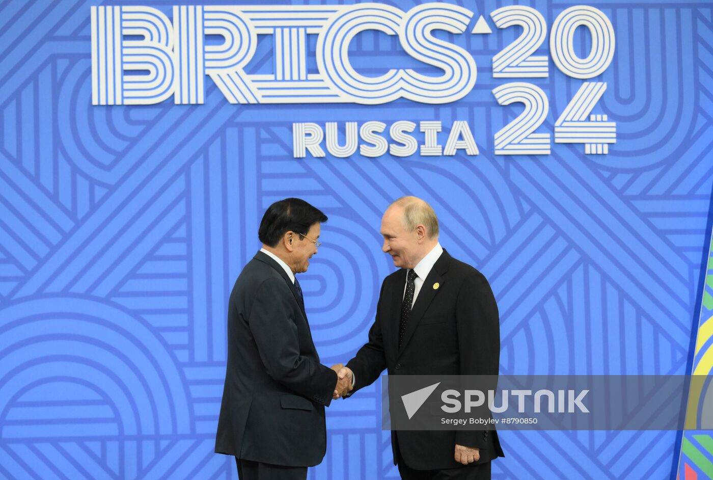 16th BRICS Summit. Vladimir Putin greets heads of BRICS delegations at official ceremony