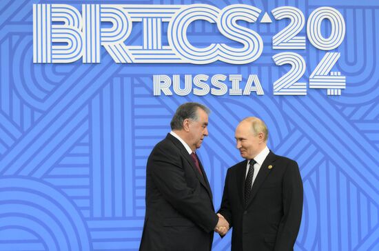 16th BRICS Summit. Vladimir Putin greets heads of BRICS delegations at official ceremony