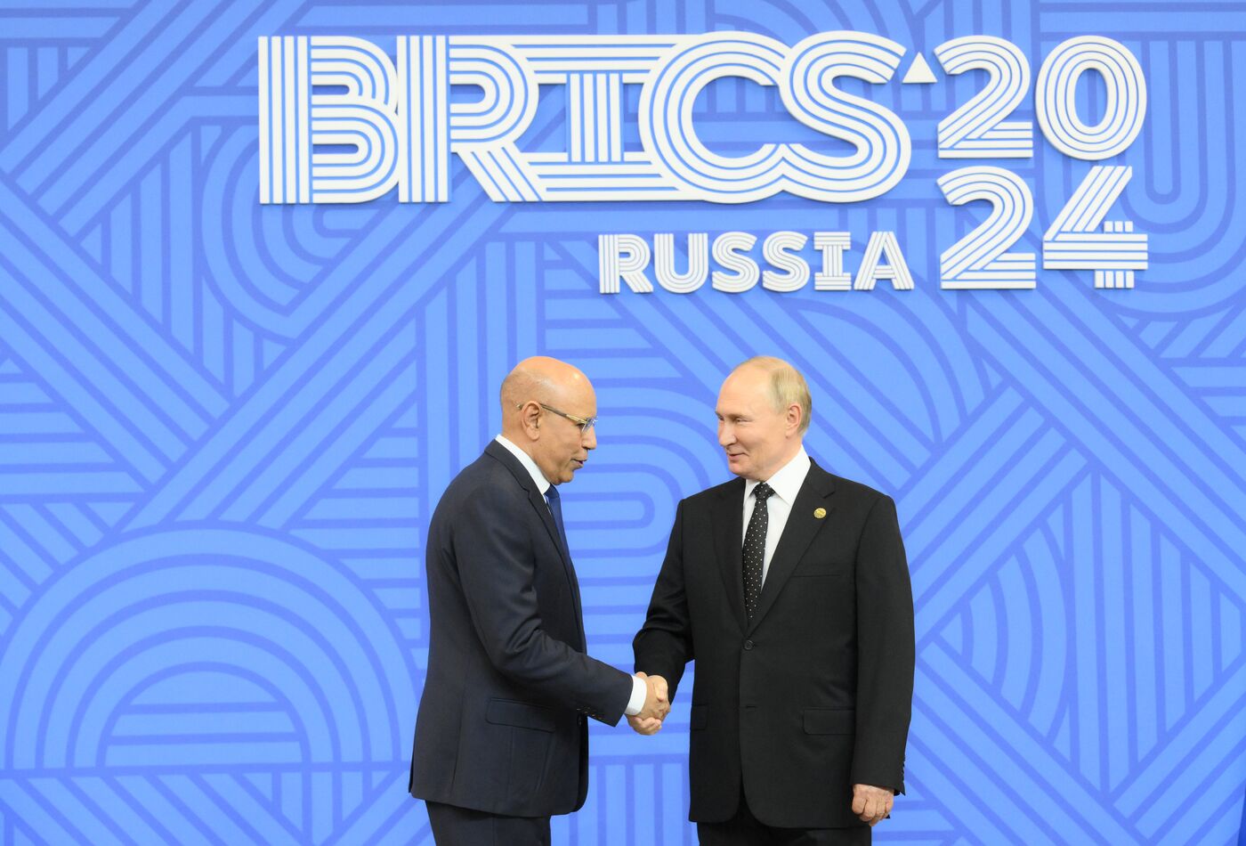 16th BRICS Summit. Vladimir Putin greets heads of BRICS delegations at official ceremony