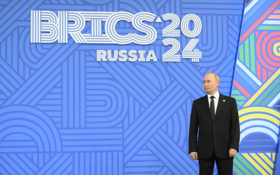 16th BRICS Summit. Vladimir Putin greets heads of BRICS delegations at official ceremony