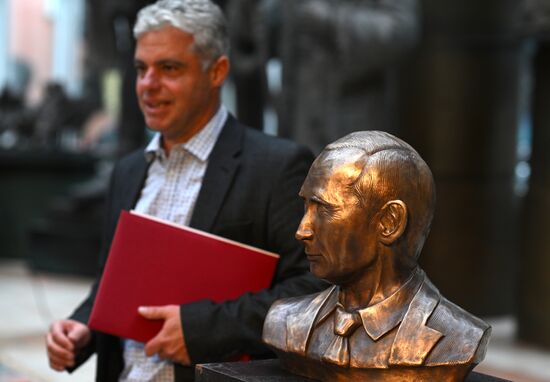 Russia Putin Bust Presentation