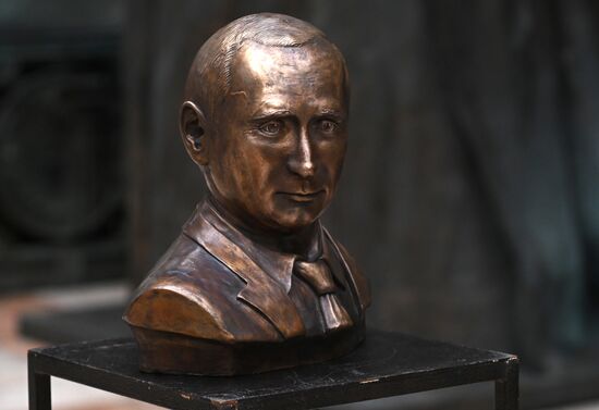 Russia Putin Bust Presentation