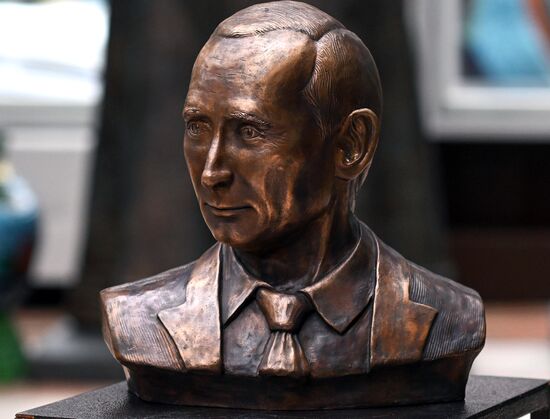 Russia Putin Bust Presentation