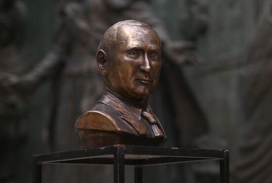 Russia Putin Bust Presentation