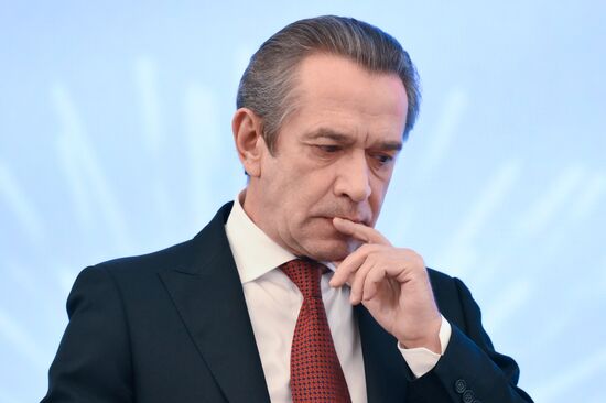 Oleg Tabakov Theatre artistic director and Sovremennik Theatre director Vladimir Mashkov attends a presentation of the emblem of the 80th anniversary of the victory over Nazi Germany in World War II at the Victory Museum on Poklonnaya Gora in Moscow, Russia. Location: Russia, Moscow. Author: Grigory Sysoev/Sputnik. Russia WWII Victory Anniversary Emblem Presentation