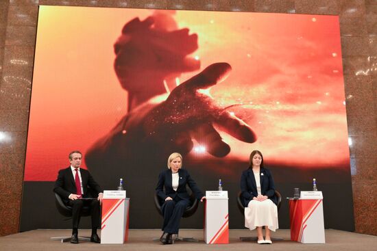 Oleg Tabakov Theatre artistic director and Sovremennik Theatre director Vladimir Mashkov, Russian Culture Minister Olga Lyubimova and Volunteers of Victory Executive Director Anastasia Ryabova attend a presentation of the emblem of the 80th anniversary of the victory over Nazi Germany in World War II at the Victory Museum on Poklonnaya Gora in Moscow, Russia. Location: Russia, Moscow. Author: Grigory Sysoev/Sputnik. Russia WWII Victory Anniversary Emblem Presentation