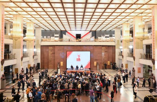 Oleg Tabakov Theatre artistic director and Sovremennik Theatre director Vladimir Mashkov, Russian Culture Minister Olga Lyubimova and Volunteers of Victory Executive Director Anastasia Ryabova attend a presentation of the emblem of the 80th anniversary of the victory over Nazi Germany in World War II at the Victory Museum on Poklonnaya Gora in Moscow, Russia. Location: Russia, Moscow. Author: Grigory Sysoev/Sputnik. Russia WWII Victory Anniversary Emblem Presentation