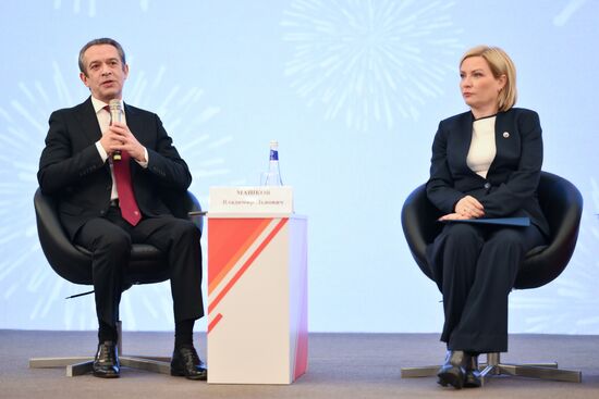 Oleg Tabakov Theatre artistic director and Sovremennik Theatre director Vladimir Mashkov and Russian Culture Minister Olga Lyubimova attend a presentation of the emblem of the 80th anniversary of the victory over Nazi Germany in World War II at the Victory Museum on Poklonnaya Gora in Moscow, Russia. Location: Russia, Moscow. Author: Grigory Sysoev/Sputnik. Russia WWII Victory Anniversary Emblem Presentation