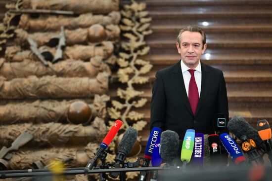 Oleg Tabakov Theatre artistic director and Sovremennik Theatre director Vladimir Mashkov attends a presentation of the emblem of the 80th anniversary of the victory over Nazi Germany in World War II at the Victory Museum on Poklonnaya Gora in Moscow, Russia. Location: Russia, Moscow. Author: Grigory Sysoev/Sputnik. Russia WWII Victory Anniversary Emblem Presentation