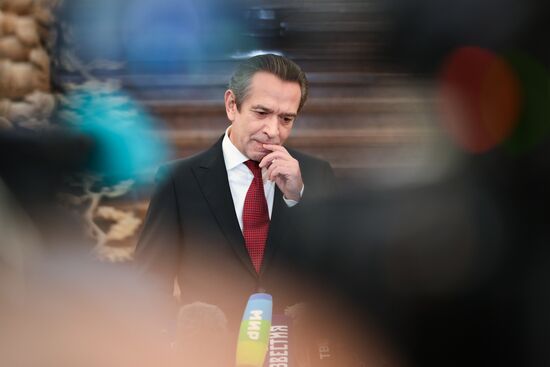 Oleg Tabakov Theatre artistic director and Sovremennik Theatre director Vladimir Mashkov attends a presentation of the emblem of the 80th anniversary of the victory over Nazi Germany in World War II at the Victory Museum on Poklonnaya Gora in Moscow, Russia. Location: Russia, Moscow. Author: Grigory Sysoev/Sputnik. Russia WWII Victory Anniversary Emblem Presentation