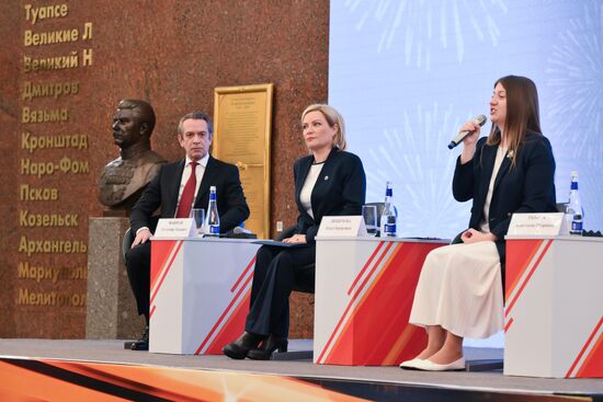 Oleg Tabakov Theatre artistic director and Sovremennik Theatre director Vladimir Mashkov, Russian Culture Minister Olga Lyubimova and Volunteers of Victory Executive Director Anastasia Ryabova attend a presentation of the emblem of the 80th anniversary of the victory over Nazi Germany in World War II at the Victory Museum on Poklonnaya Gora in Moscow, Russia. Location: Russia, Moscow. Author: Grigory Sysoev/Sputnik. Russia WWII Victory Anniversary Emblem Presentation