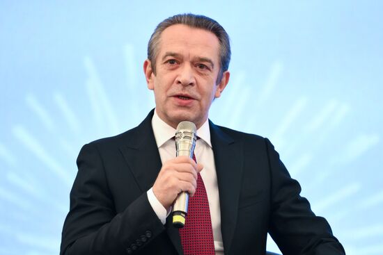 Oleg Tabakov Theatre artistic director and Sovremennik Theatre director Vladimir Mashkov attends the presentation of the emblem of the 80th anniversary of the victory over Nazi Germany in World War II at the Victory Museum on Poklonnaya Gora in Moscow, Russia. Location: Russia, Moscow. Author: Grigory Sysoev/Sputnik. Russia WWII Victory Anniversary Emblem Presentation