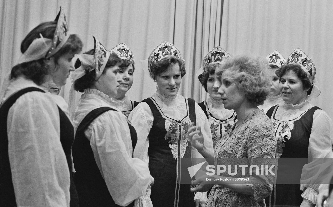 Amateur folk group of Moscow's Krasnaya Zarya factory