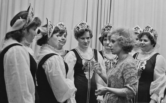 Amateur folk group of Moscow's Krasnaya Zarya factory