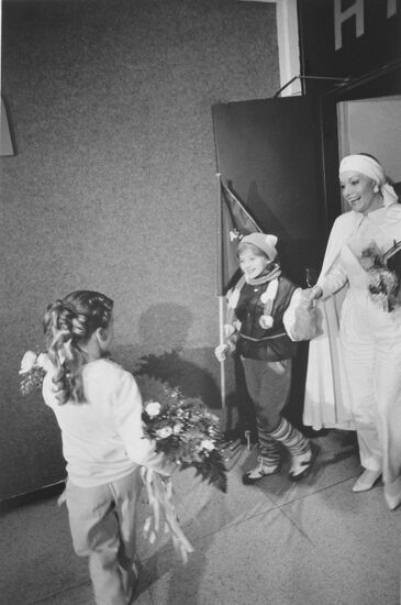 Soviet schoolgirl Katya Lycheva travels to US