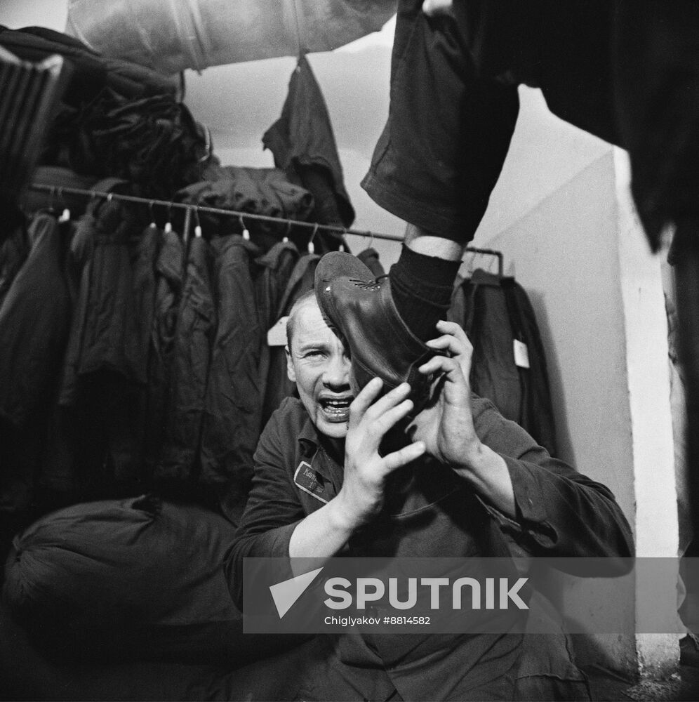 Actors on set of film Anarchy