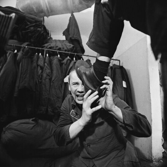 Actors on set of film Anarchy