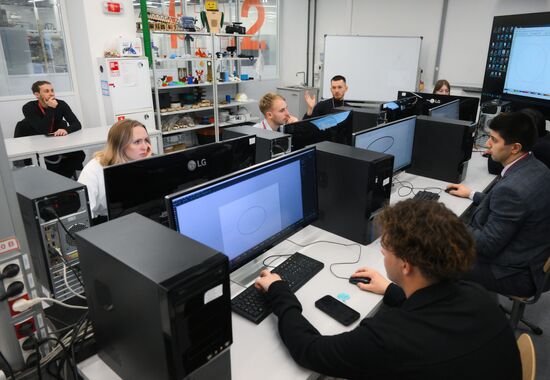 The work of the 4th Young Scientists Congress. Workshop on laser processing. Location: Russia, Federal territory 'Sirius'. Author: Evgeny Biyatov. 4th Young Scientists Congress