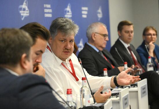 4th Young Scientists Congress. Investing in the Future: R&D Centre vs. Ready-Made Solutions