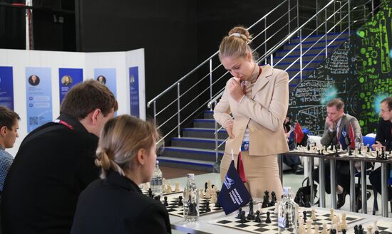 4th Young Scientists Congress. Simultaneous Exhibition with Russian chess champion Anna Zhurova