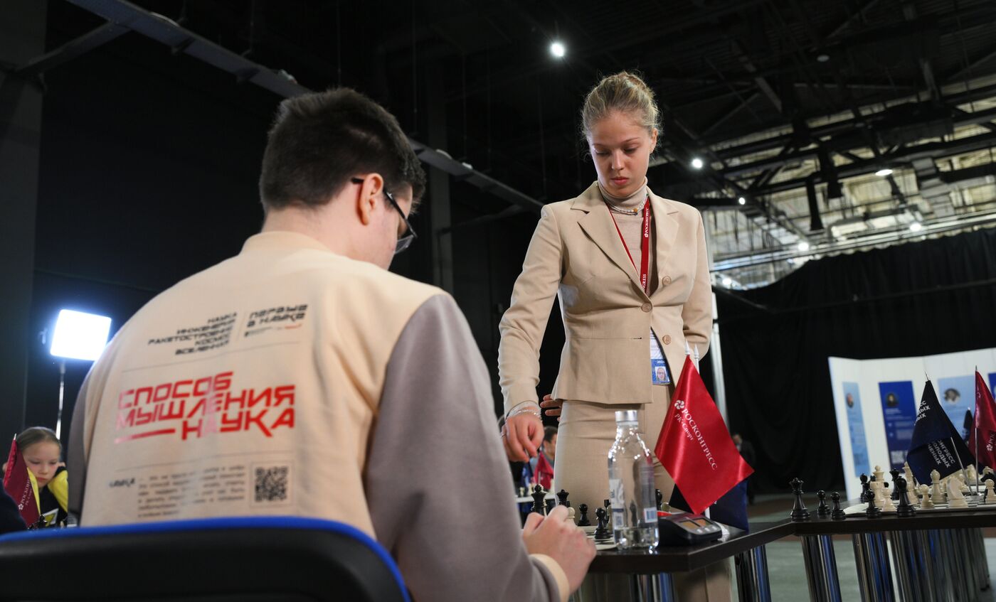 4th Young Scientists Congress. Simultaneous Exhibition with Russian chess champion Anna Zhurova