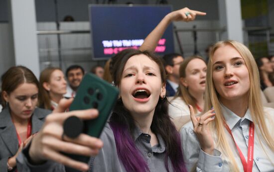 The 4th Young Scientists Congress. Karaoke battle. Location: Russia, Federal territory 'Sirius'. Author: Maksim Bogodvid. 4th Young Scientists Congress. Karaoke battle