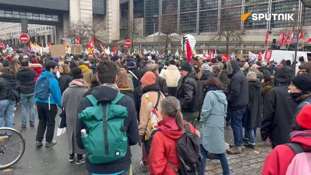 Public sector workers walk out in Paris over an unsatisfactory 2025 budget