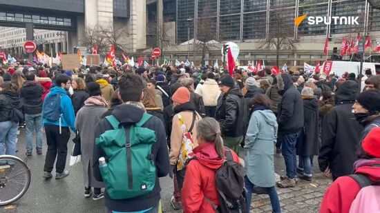 Public sector workers walk out in Paris over an unsatisfactory 2025 budget