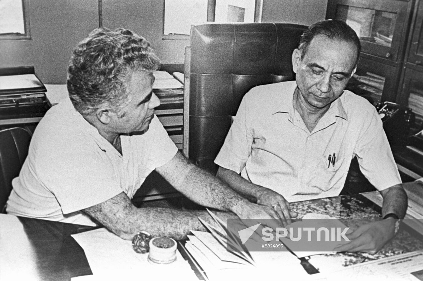 Specialists constructing metro in Calcutta