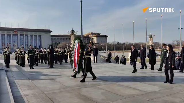 Dmitry Medvedev lays flowers at the Monument to the People’s Heroes in Beijing