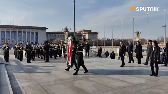 Dmitry Medvedev lays flowers at the Monument to the People’s Heroes in Beijing