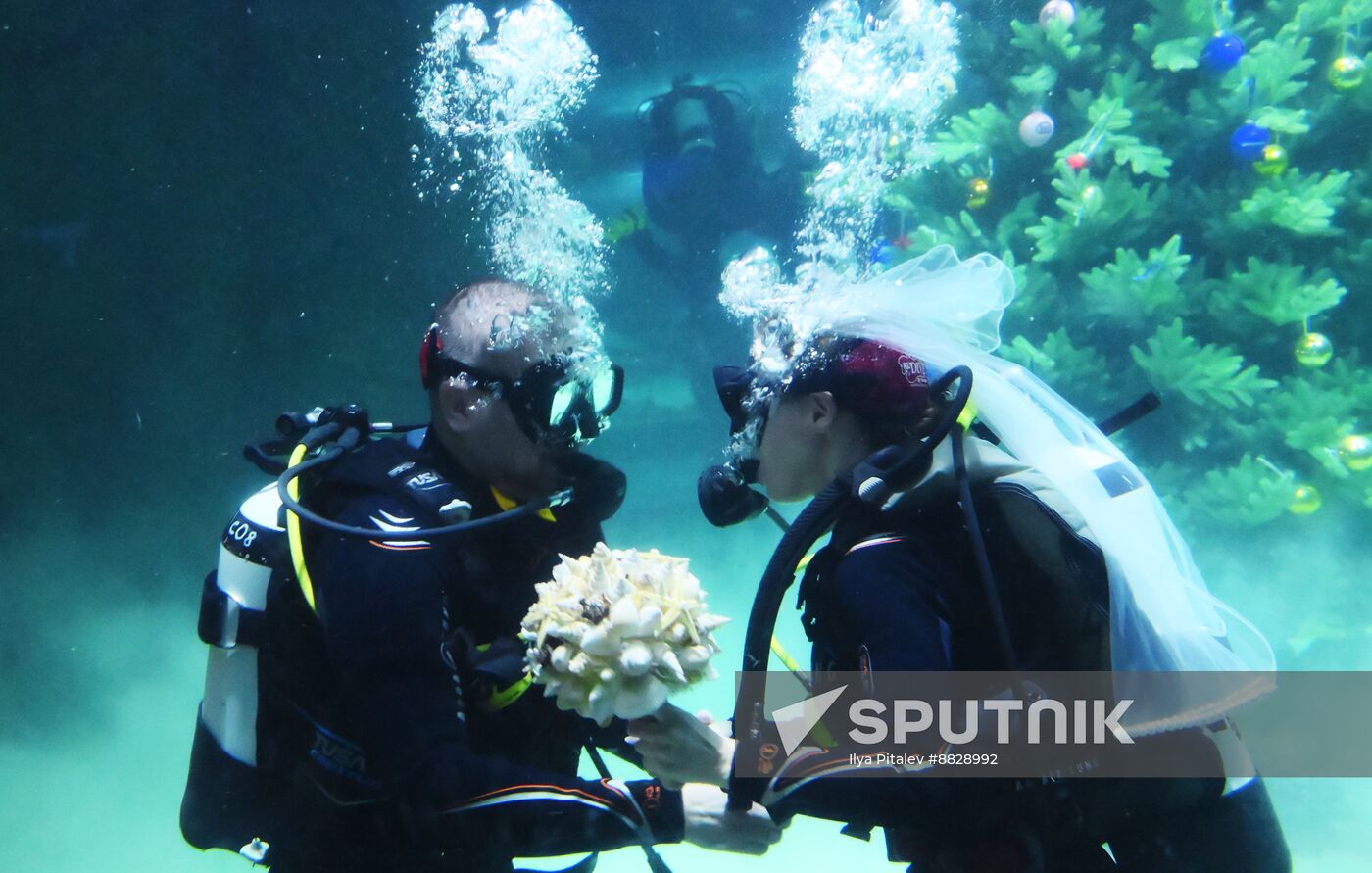 Russia Underwater Wedding