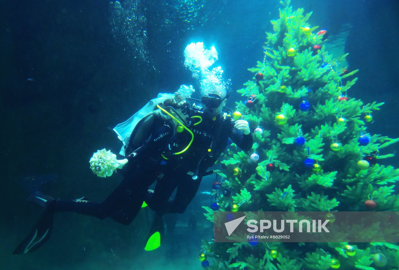 Russia Underwater Wedding