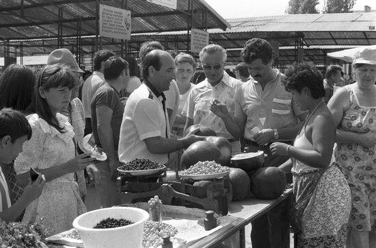 Syrian cosmonauts shopping at collective farm market