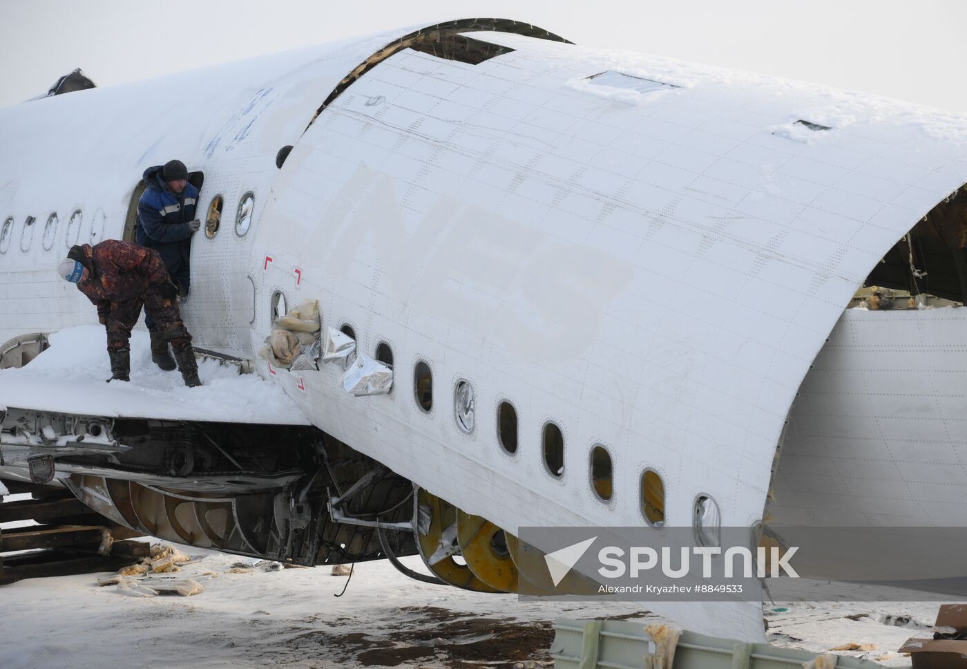 Russia Aircraft Emergency Landing Dismantling