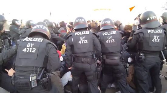 Anti-fascists have clashed with police in Berlin during a rally ahead of parliamentary elections