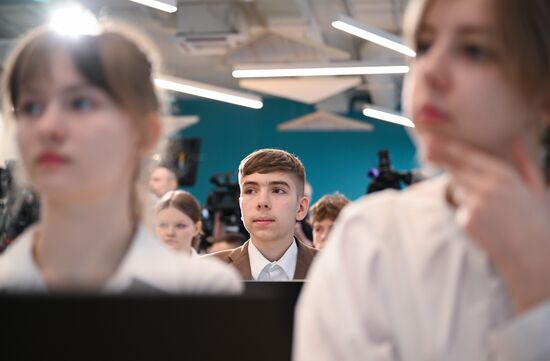 Schoolchildren at the Great Victory Global School Olympiad held at Secondary School No. 281 in Moscow. Location: Russia, Moscow. Author: Ramil Sitdikov/Sputnik. Great Victory Global School Olympiad