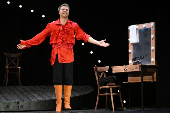 Russia Theatre Good Bye Compere