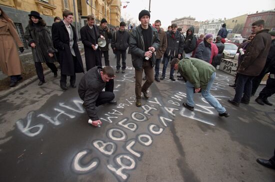 Protest at US embassy in Moscow