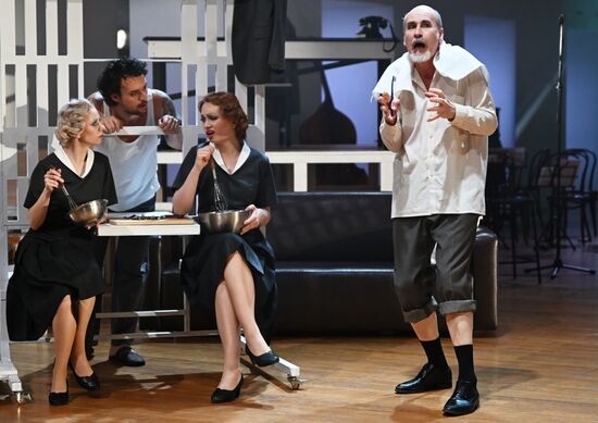 Russia Theatre Envy